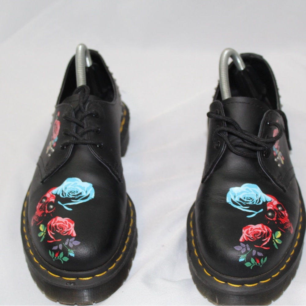 Black Floral Skull Lace-Up Shoes for Women - Picture 2 of 8